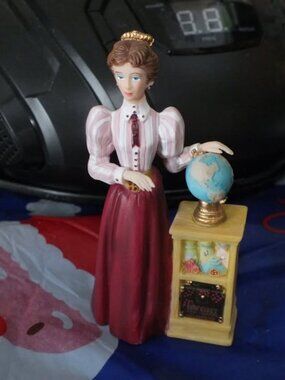 2010 "AVON" MRS. ALBEE AWARD Presidents Club, Lady FIGURINE